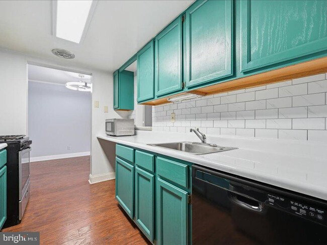 Building Photo - 421 Drummers Ln