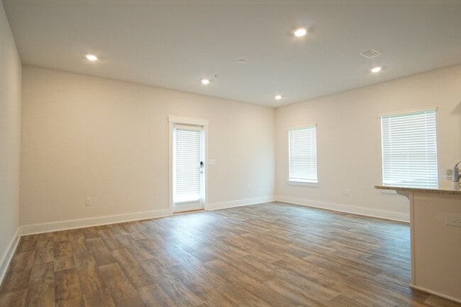 Building Photo - Spacious 3BR/2.5BA Townhome with 1-Car Garage in Admiral’s Quarters—Pool, Dog Park, Near 9 Mile R...