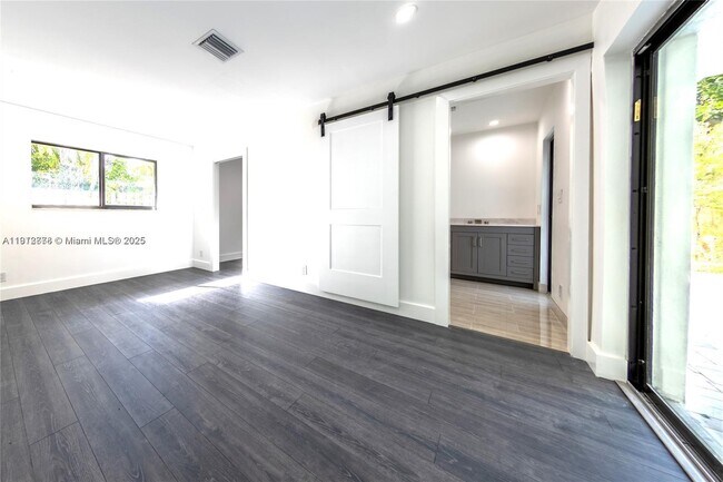 Building Photo - 1001 NW 6th Dr