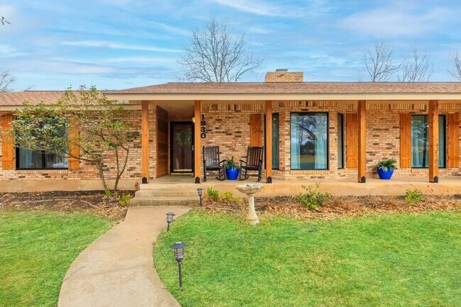 Building Photo - 3 Bed, 3 Bath Home with Expansive Kitchen, Two Living Areas & Private Suite