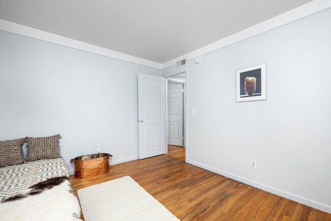 Building Photo - 1209 Island Dr