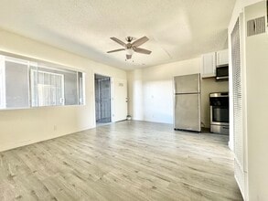 Building Photo - 510 W 87th St