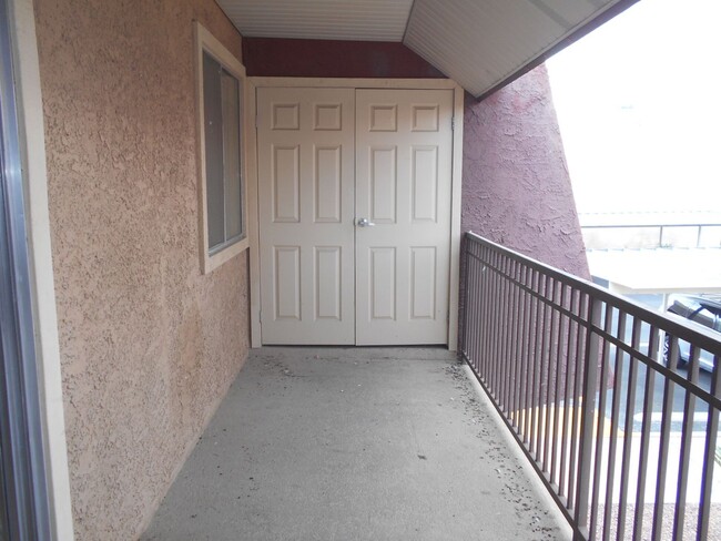 Building Photo - Two Bedroom Condo in Gated Community with ...