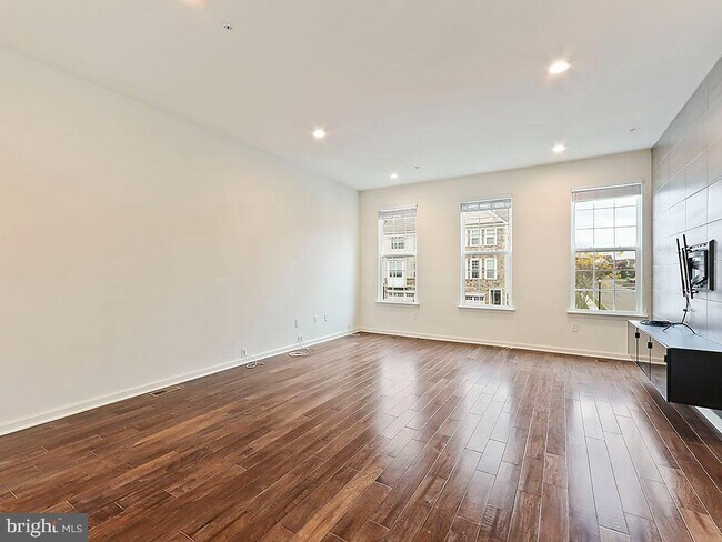 Building Photo - 523 Chestnut Ct