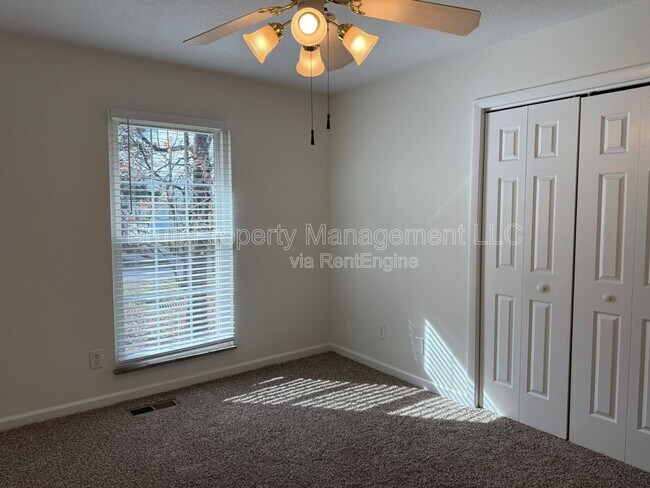 Building Photo - 11105 Lake Hills Dr