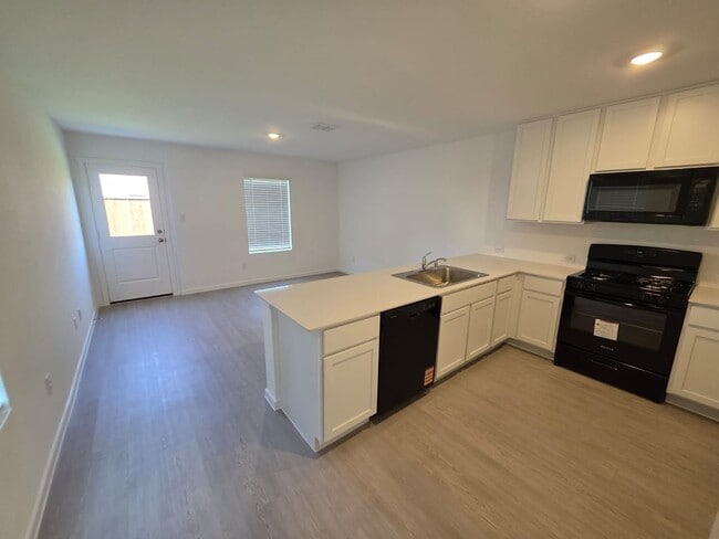 Building Photo - NEWLY BUILT 3 bedroom 2.5 Bath *2 MONTHS O...