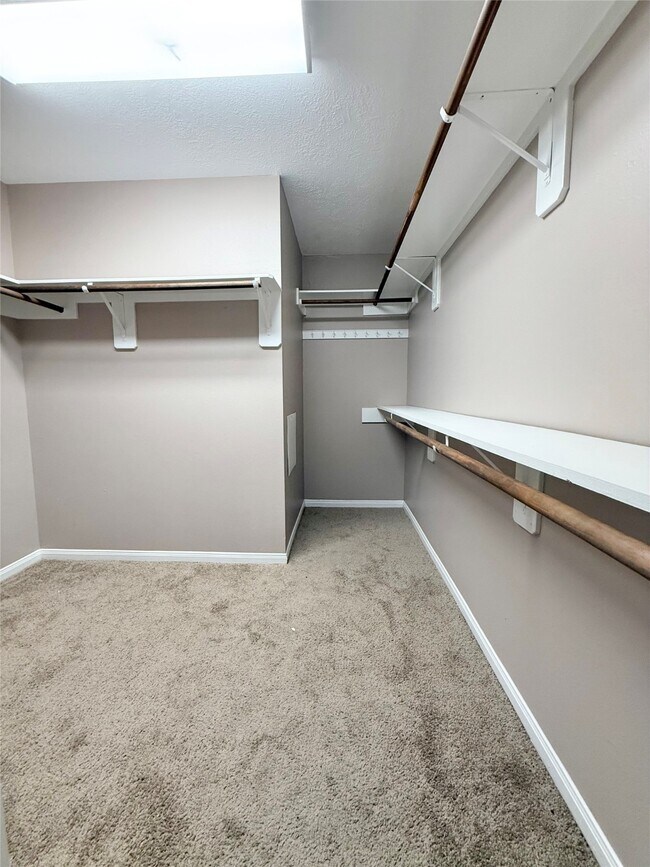 Building Photo - 1405 Manor Dr