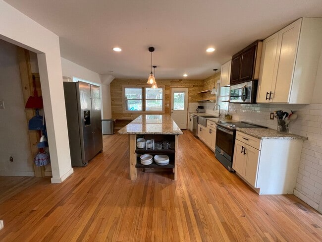 Building Photo - Big and Beautiful House with attached 1br ...