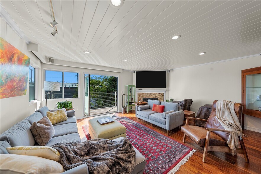 Building Photo - 760 Manhattan Beach Blvd