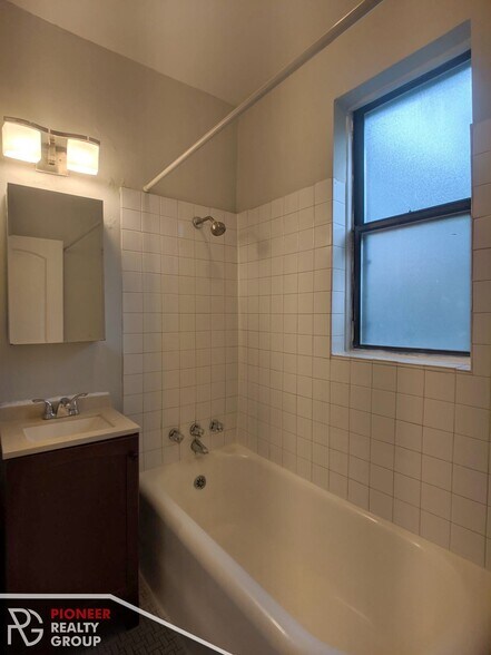 Building Photo - 4616 N Paulina St