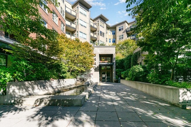 Building Photo - Spacious 1 Bedroom + Den in Canal Station ...