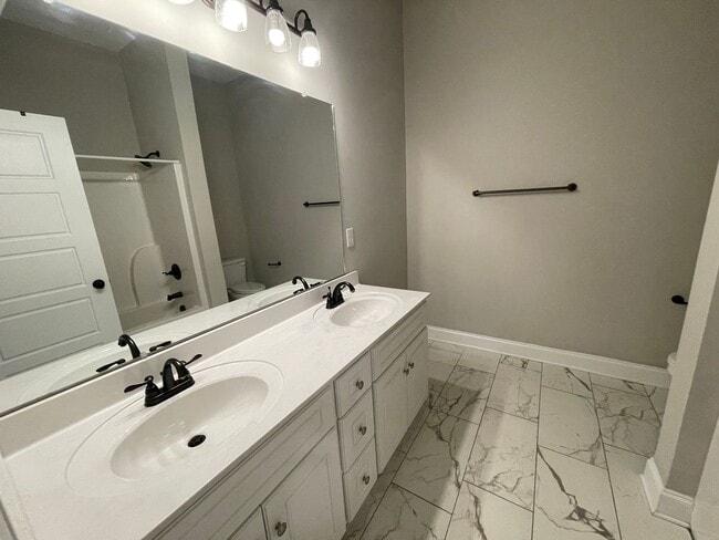 Building Photo - Amazing 5 Bedroom Craftsman-Style Home in Martinez!