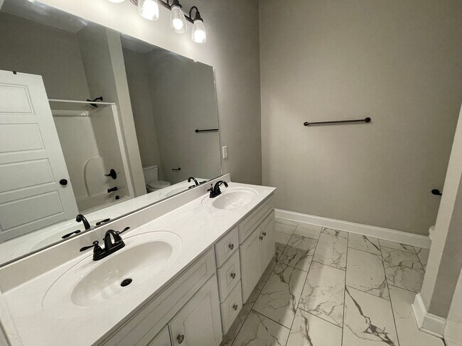 Building Photo - Amazing 5 Bedroom Craftsman-Style Home in Martinez! MOVE IN SPECIAL!