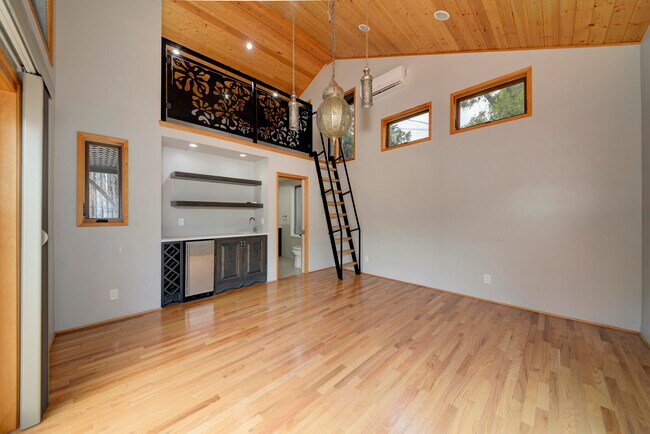 Building Photo - 3334 Linda Vista Ave SE