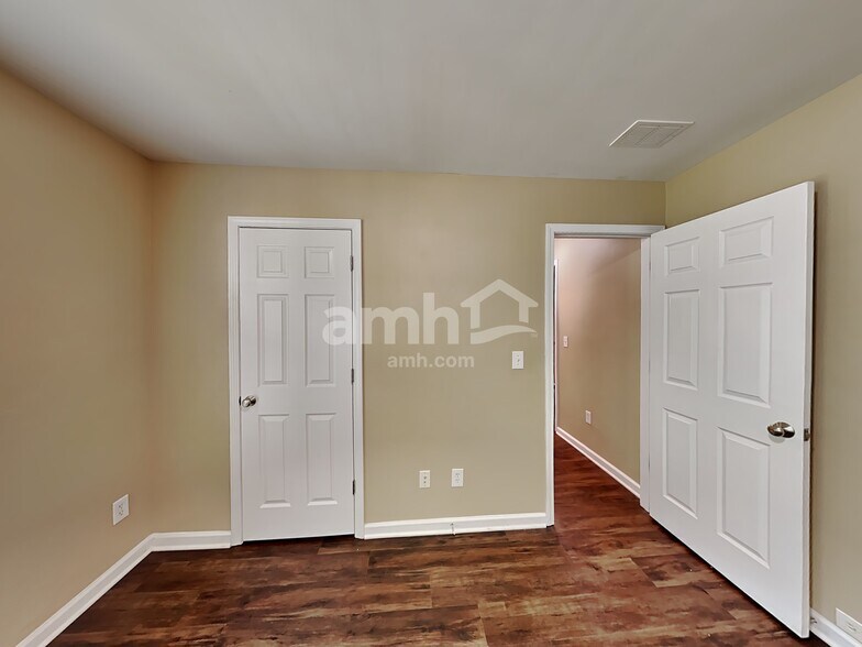 Building Photo - 3695 Moor Pointe Dr