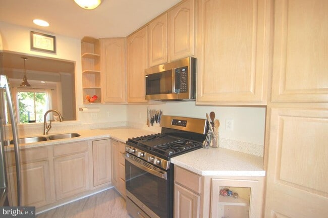 Building Photo - 539 Tschiffely Square Rd