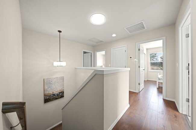 Building Photo - 3 Bedroom Townhome In Midtown with Fireplace