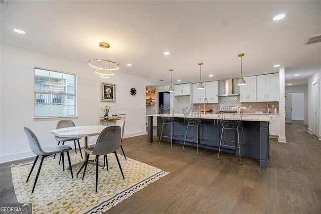 Building Photo - 2749 Memorial Dr SE