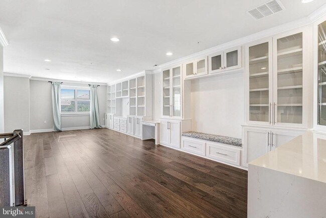 Building Photo - 621 Bluemont Ave