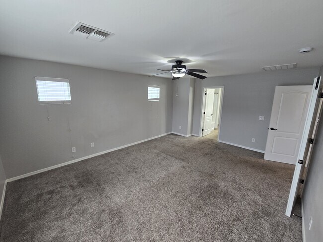 Building Photo - 950 S Wallrade Ln