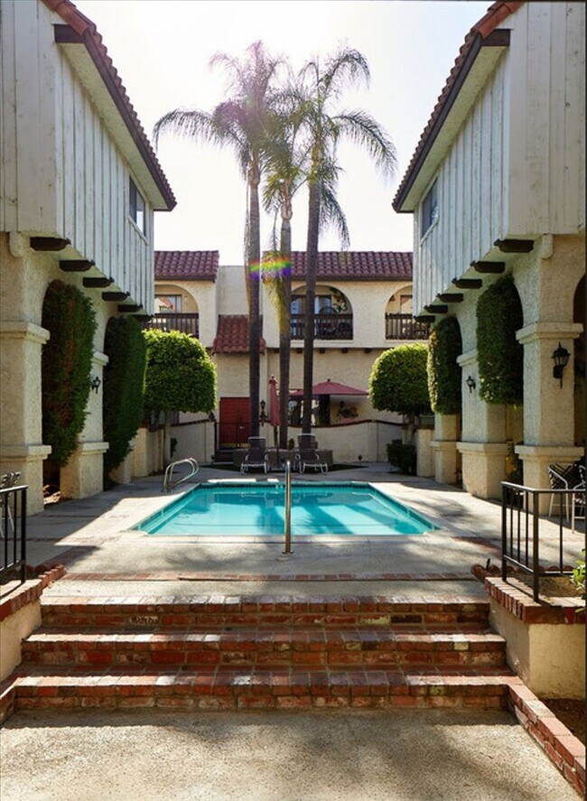 Building Photo - Amazing Spacious 2 Bedroom Condo in the He...