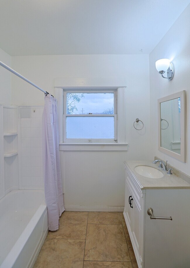 Building Photo - 2624 S Budlong Ave