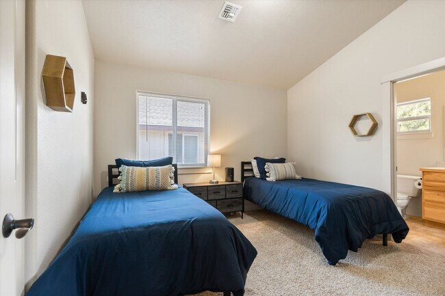 Building Photo - Charming, Furnished 3 bedroom Home w/ Garage