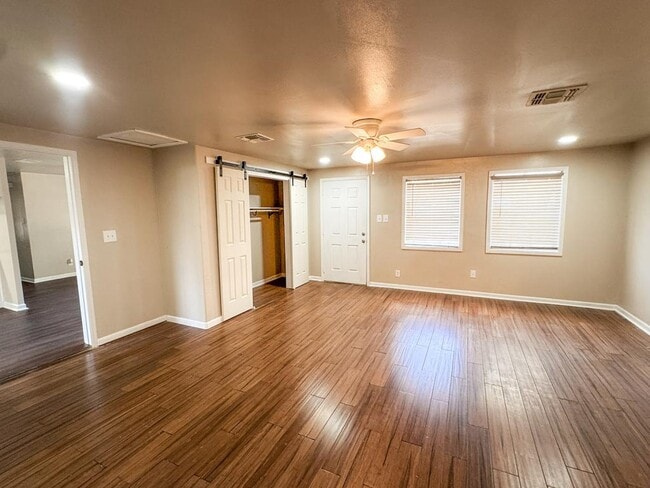 Building Photo - 305 Larkspur St