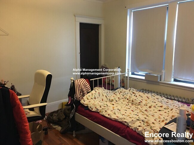 Building Photo - 349 Pleasant St