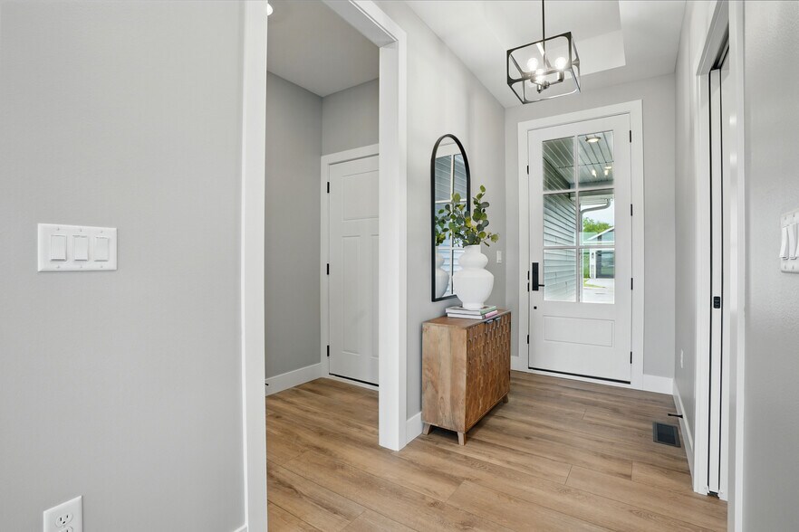 Building Photo - 933 Long Dr