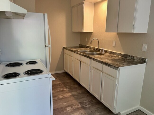 Building Photo - Cute One Bedroom Apartment in Central Medford | Available Mid December