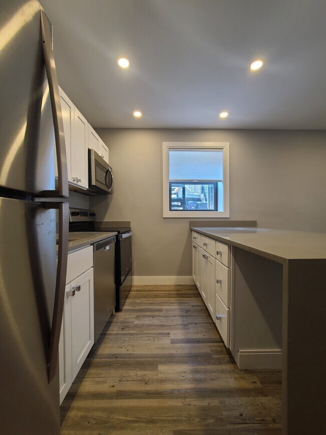 Building Photo - 15 Carson St