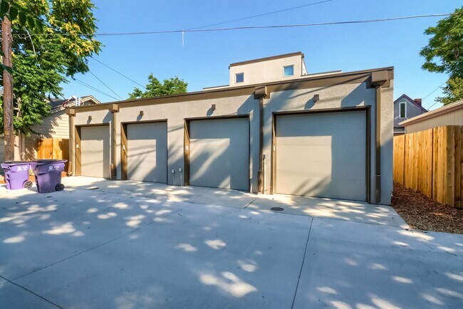 Building Photo - 3 bedroom Townhome + 2 Large Flex Spaces &...