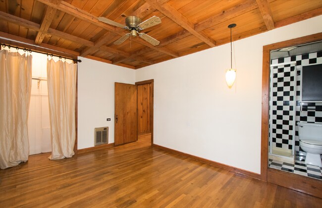 Building Photo - Laurel Park log home 3 bedroom 3 bathroom home.