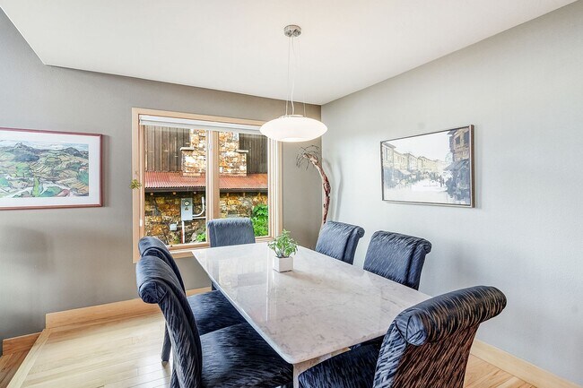 Building Photo - Year lease! Garage! Beautiful views! Great Decks!