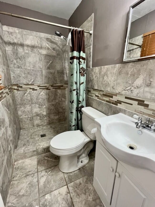 Building Photo - Rental Avail in Montclair!