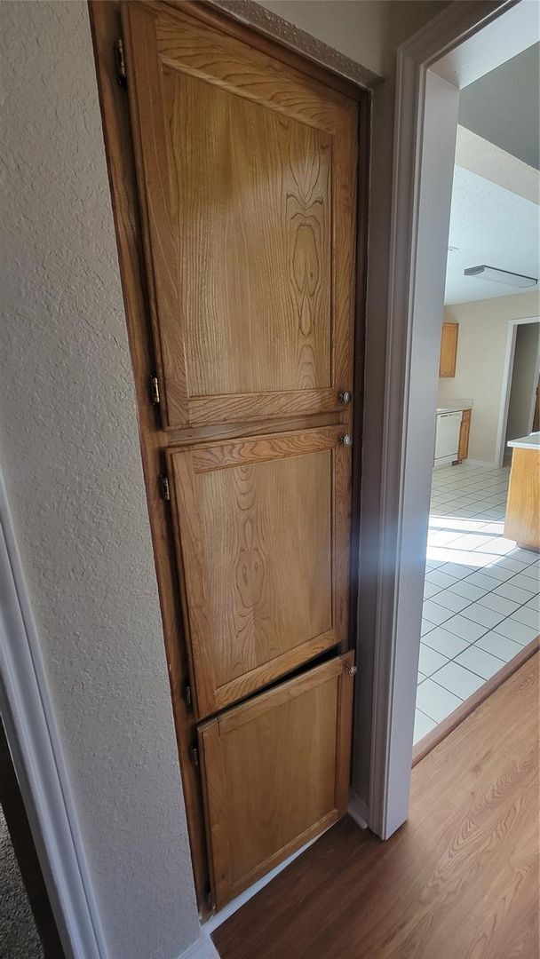 Building Photo - Discover this inviting 3 bedroom, 2 bathroom rental nestled in Cleburne, Texas, offering a spacio...