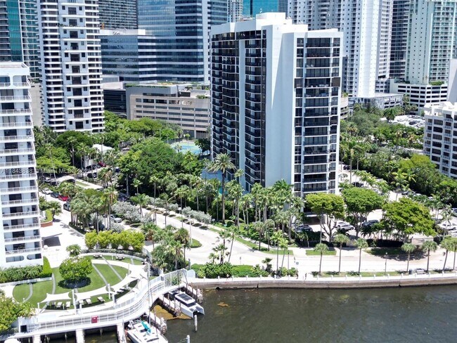 Building Photo - 1450 Brickell Bay Dr