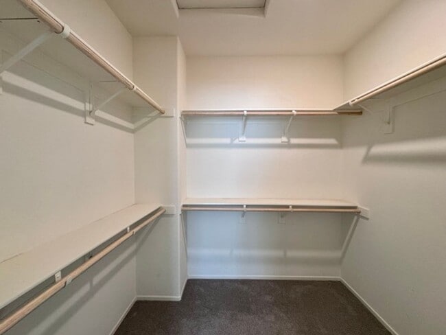 Building Photo - Spacious 3 Bedroom, 2.5 Bathroom Townhome ...