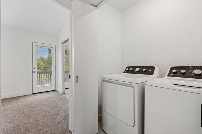 Building Photo - River Crossing Townhome - 2Bd-2.5BA - Redone to the Nines -  W/D - Resort Pool