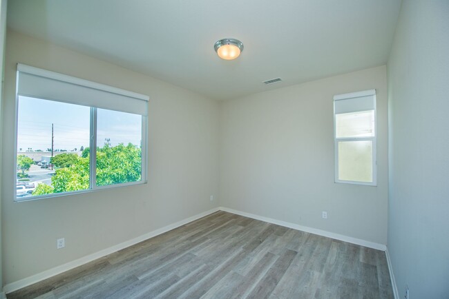 Building Photo - Newer Built Costa Mesa Beauty!