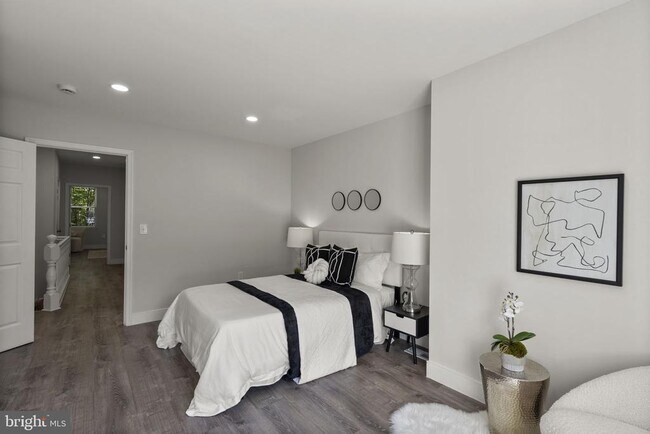 Building Photo - 518 N Lakewood Ave