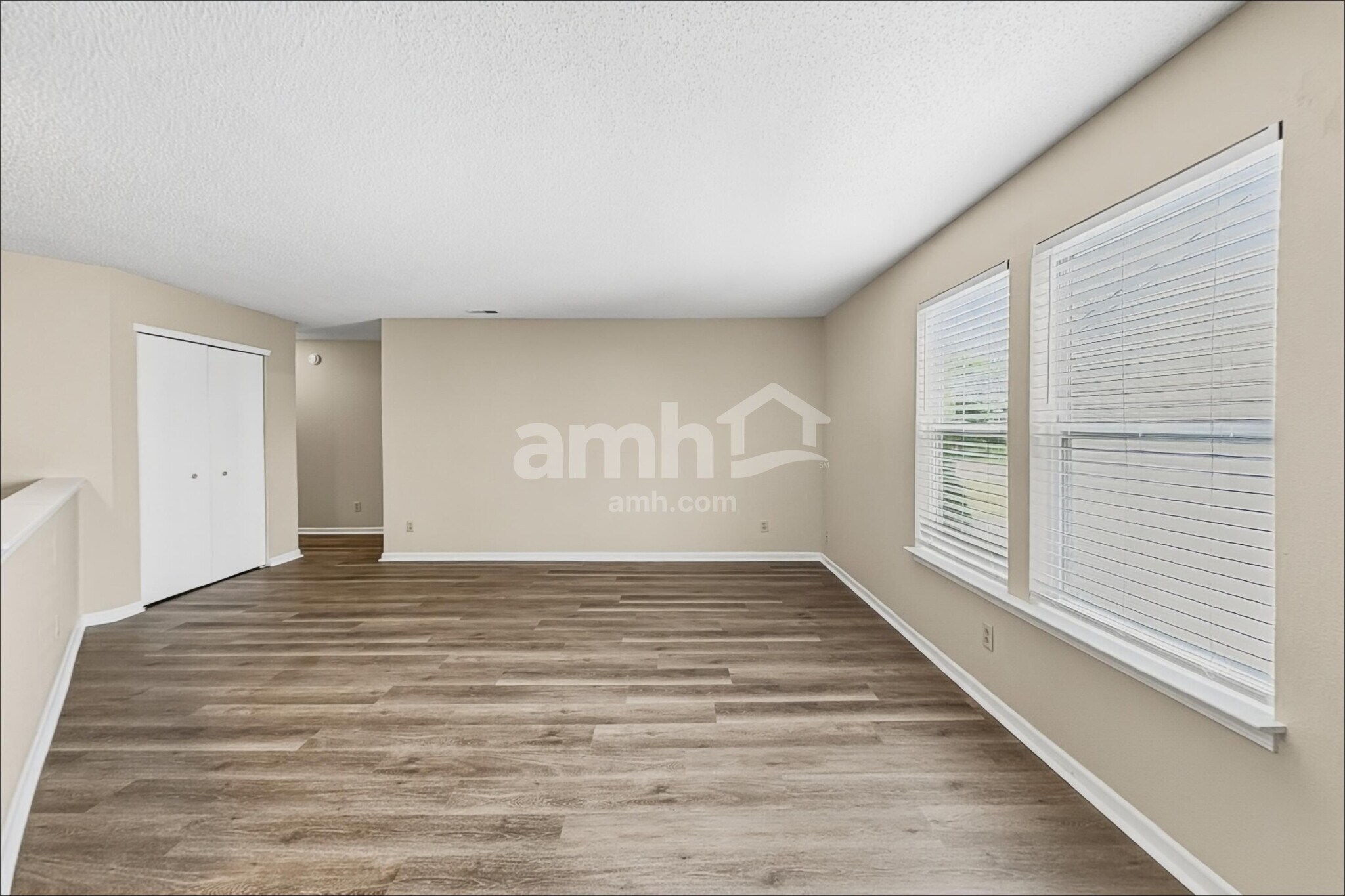Building Photo - 2324 Shadowbrook Dr