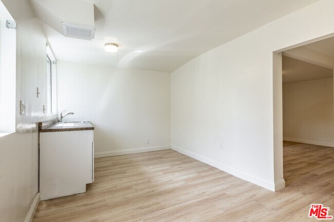 Building Photo - 445 S Mansfield Ave