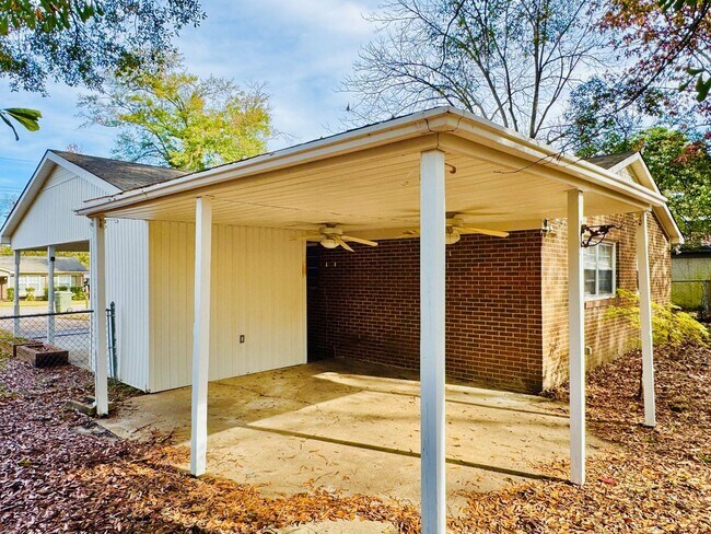 Building Photo - Charming 3-Bedroom Home with Cozy Living Spaces!