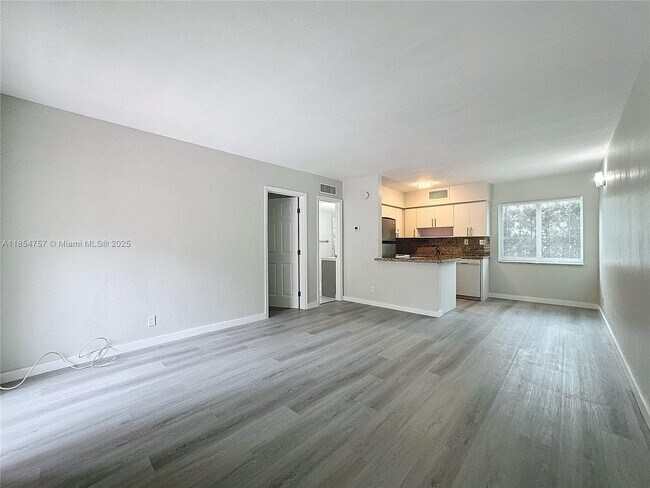 Building Photo - 901 NE 18th Ct