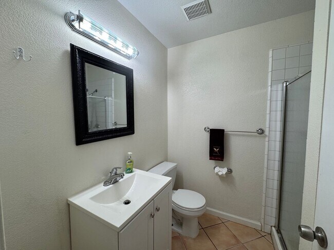 Building Photo - For Rent – Charming Woodland Condo with Co...