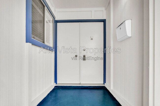 Building Photo - 5633 Scripps St