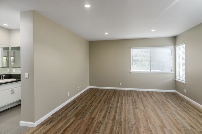 Building Photo - Beautiful two-bedroom, two-bath home in Oa...