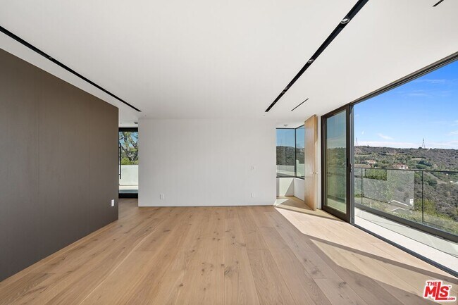 Building Photo - 2501 Banyan Dr